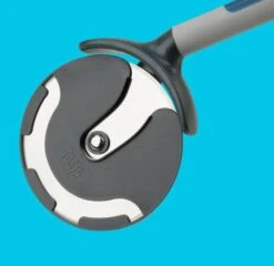 Roulette à Pizza Géante 26 Roulette à Pizza Géante -Ustensiles De Cuisine Magasin 0a02d5e6edb64afda79999159fd7d92d.cropped 308 316 589 572.processed