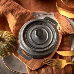 Mini Cocotte De Service HOT IRON 10 Mini Cocotte De Service HOT IRON -Ustensiles De Cuisine Magasin 1000364152 220719 021 MOOD DETAILS P000000001000364152 mood