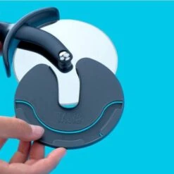 Roulette à Pizza Géante 28 Roulette à Pizza Géante -Ustensiles De Cuisine Magasin f1df91322afd46e6b1e5c791bf0a554c.cropped 303 299 585 585.processed